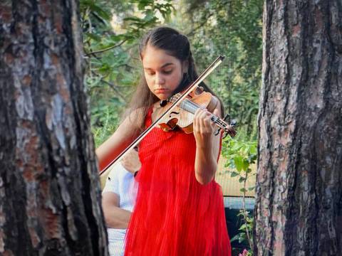 Naz İrem Türkmen - 3 yaşından beri kemana tutkun Naz İrem, ileride bir Stradivarius marka keman çalmayı düşlüyor 