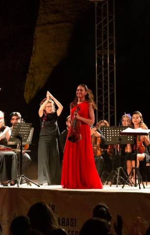 Naz İrem Türkmen - El Ele Müzik Senfoni Orkestrası, Antik Taş Ocağında konser verdi 