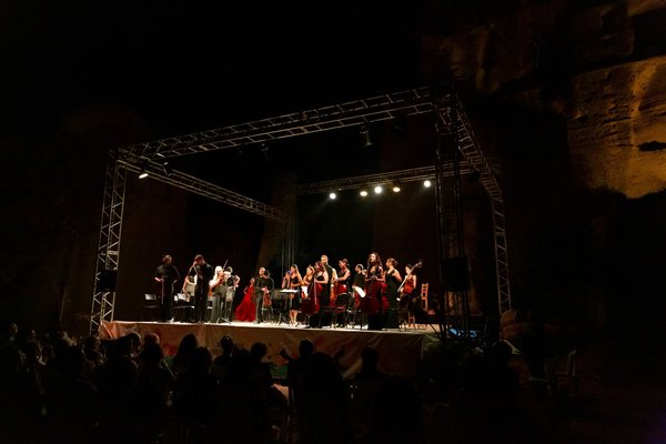 Naz İrem Türkmen - El Ele Müzik Senfoni Orkestrası, Antik Taş Ocağında konser verdi 